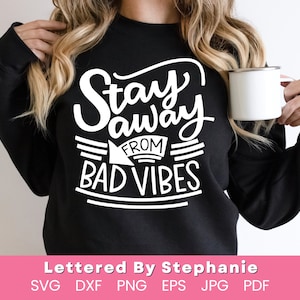 Bleib weg von schlechten Vibes svg gute Vibes svg lustiges erhebendes Zitat Hand beschriftetes Design für Cricut Zitat für positive Denker