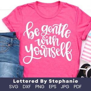 Wees zacht voor jezelf SVG-bestand knippen positieve offerte svg mentaliteit svg bestand knippen handlettered svg voor cricut Lettered by Stephanie