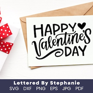 Puede incluir: Una tarjeta blanca con texto negro que dice "Happy Valentine's Day" con un pequeño símbolo de corazón. La tarjeta está sobre un sobre marrón.