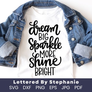 Sueña en grande, brilla más, brilla, cita brillante, archivo de corte edificante svg, archivo svg popular con letras de stephanie para proyectos de elaboración.