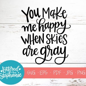 Peut inclure: Fond blanc en bois avec le texte "You Make me happy WHEN skies are gray" en script noir. En dessous, un cercle turquoise avec les mots "Lettered by Stephanie". En dessous, un rectangle corail avec des abréviations de type de fichier.