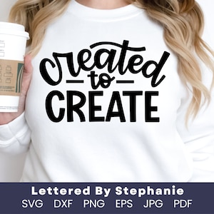 Peut inclure: Sweat-shirt blanc avec un texte noir qui dit "Créé pour créer". Le texte est écrit dans une police d'écriture manuscrite. Le sweat-shirt est porté par une personne tenant une tasse de café.
