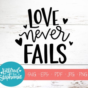Op de afbeelding: Zwart-wit grafisch ontwerp met de tekst "Love never fails" en kleine hartjes. Het ontwerp is op een witte houten achtergrond met een roze banner onderaan die "Lettered by Stephanie" en "SVG, EPS, PDF, JPG, PNG" zegt.