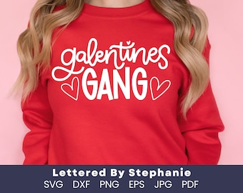 Könnte beinhalten: Roter Pullover mit weißem Text, der "galentines gang" mit zwei Herzen auf beiden Seiten des Wortes "gang" sagt.