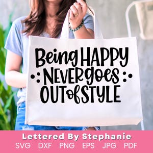 Ser feliz nunca pasa de moda SVG cita positiva SVG feliz SVG mentalidad SVG Fuera de moda SVG felicidad SVG Letras de Stephanie