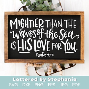 Könnte beinhalten: Ein schwarzes, gerahmtes Schild mit weißen Buchstaben, auf dem steht: "MIGHTER THAN THE Waves of the Sea IS HIS LOVE FOR YOU. Psalm 93:4".