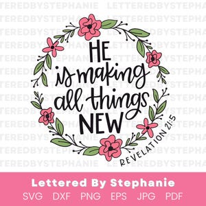 Puede incluir: Una corona de flores con flores rosas y hojas verdes rodea el texto "Él está haciendo todas las cosas nuevas" con el versículo bíblico "Apocalipsis 21:5" debajo.