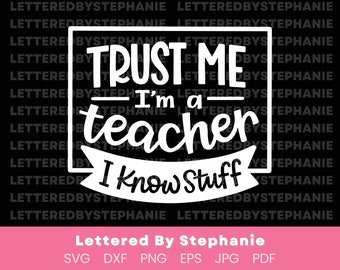 Może przedstawiać: Biały tekst na czarnym tle brzmi "Trust me - I'm a teacher - I know stuff". Tekst jest w ręcznie pisanym foncie i jest umieszczony w prostokącie. Tekst jest otoczony słowami "Lettered By Stephanie" powtarzanymi wielokrotnie.