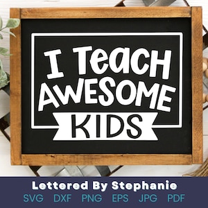 Puede incluir: Una pizarra negra con un marco de madera muestra el texto "I Teach Awesome Kids" en letras blancas. La pizarra está sobre una superficie de madera.