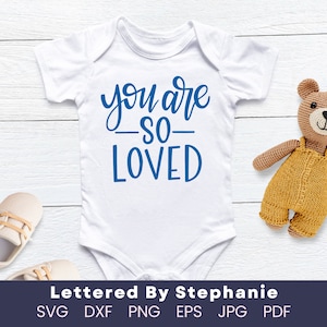 Je bent zo geliefd SVG gesneden bestand bemoedigende offerte kinderkamer decor offerte baby onesie SVG zo geliefde offerte SVG beletterd door Stephanie