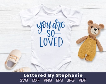 Eres tan amado SVG archivo cortado cita alentadora decoración de la guardería cita bebé onesie svg tan amado cita svg con letras de stephanie