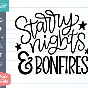 Op de afbeelding: Zwart-wit handgeschreven ontwerp met de tekst "Starry nights & bonfires". Het ontwerp bevat drie kleine sterren.
