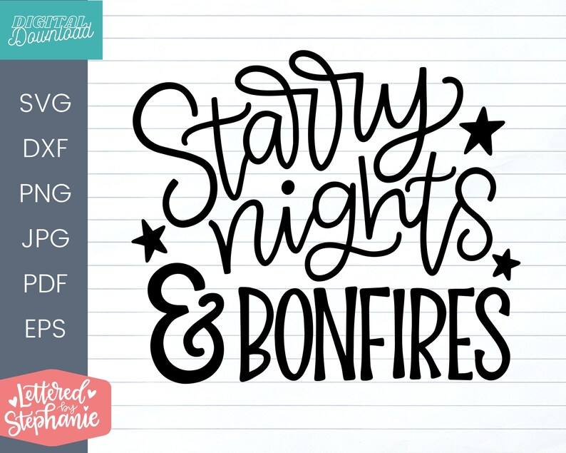 Op de afbeelding: Zwart-wit handgeschreven ontwerp met de tekst "Starry nights & bonfires". Het ontwerp bevat drie kleine sterren.