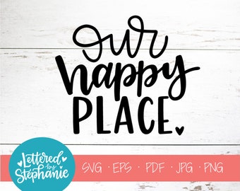Könnte beinhalten: Schwarz-weißes Text-Grafik, das "our happy place" mit einem kleinen Herzen am Ende liest. Die Grafik befindet sich auf einem weißen Holzgrund.