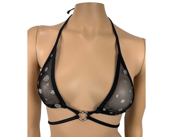 Haut de bikini triangle noir en résille avec mini string et anneau en forme de cœur sur le devant