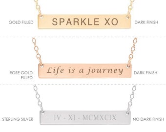 Könnte beinhalten: Drei goldene Bar-Halsketten mit verschiedenen Gravuren. Die obere Halskette ist gold gefüllt und mit "SPARKLE XO" graviert. Die mittlere Halskette ist roségold gefüllt und mit "Life is a journey" graviert. Die untere Halskette ist aus Sterlingsilber und mit "IV-XI-MCMXCIX" graviert.