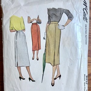1940s Midi Skirt Sewing Pattern / Vintage 40s Women&#39;s Straight Skirt / Size 24 Waist, Hip 33 / McCall 8257