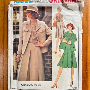 Puede incluir: Patrón de costura vintage con una mujer con un traje de pata de gallo con falda plisada, chaqueta y sombrero. El patrón incluye ilustraciones de otros diseños de trajes. La marca "MOLYNEUX" es visible.