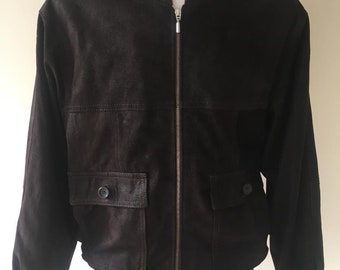 Chaqueta Bomber Vintage de Cuero Marrón talla M con bolsillos delanteros.