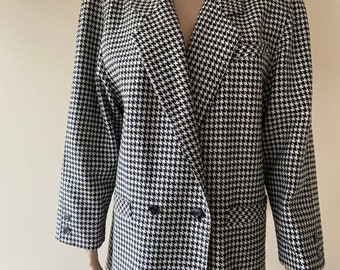 Vintage women’s jacket in white and black  houndstooth, size 42