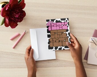 Tarjeta de cumpleaños digital de vaquera – Tarjeta de cumpleaños rosa estilo western para ella – Tarjeta de cumpleaños Saddle Up – Estampado de vaca Y2K