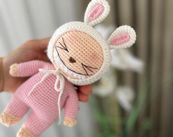Conejito de peluche a crochet en venta. Conejito amigurumi terminado. Regalo de cumpleaños para niños. Idea de regalo para baby shower.