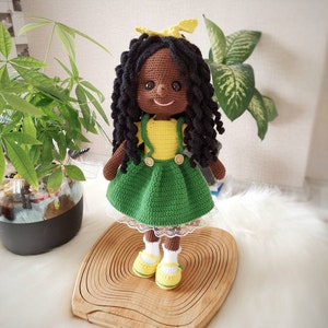 Bambola nera all&#39;uncinetto in vendita, bambola nera afroamericana Amigurumi, regalo nipote, bambola nera riccia fatta a mano, regalo di compleanno