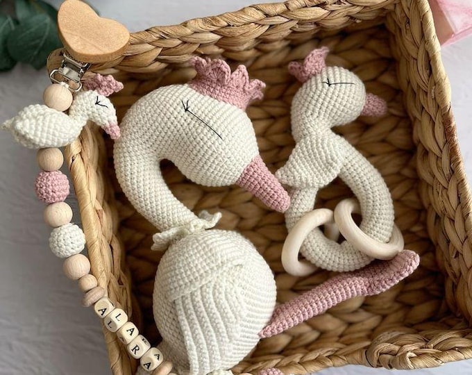 Gehäkelte Schwan Schnullerkette und Rassel-Set, Enkelin Geschenkidee, handgemachtes Schwan Spielzeug für Babyshower Geschenke, Amigurumi gefüllter Schwan