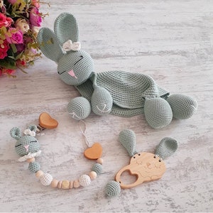 Personalizable Crochet bunny set, Handmade Babyshower gift, Unisex newborn gift, Amigurumi Stuffed bunny set, Personalized pacifier chain se