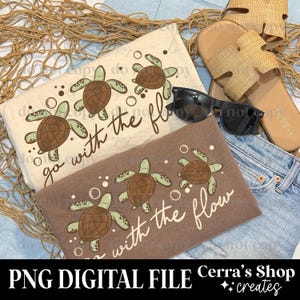 Puede incluir: Dos camisetas, una beige y otra marrón, cada una con un gráfico de tortuga y la frase "go with the flow". También se ven gafas de sol, sandalias y pantalones cortos de mezclilla. El texto "PNG DIGITAL FILE" y "Cerra's Shop creates" están incluidos.
