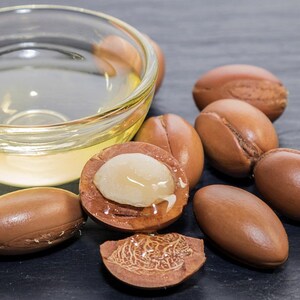 Argan Oil - 100% Pure- 4 oz - Carrier Oil for Essential Oils- Great for Hair and Skin- Includes natural sources of Vitamin E and Fatty Acid
