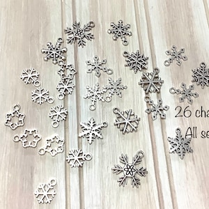 Peut inclure: Une collection de 26 breloques en forme de flocon de neige argentées, parfaites pour ajouter une touche de magie hivernale à vos projets de fabrication de bijoux. 26 breloques Tous les ensembles