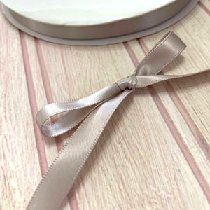 Ruban de satin double face de 3/8 po. taupe, 50 yards