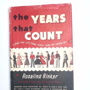 Könnte beinhalten: Ein roter und schwarzer Buchumschlag mit dem Titel "the YEARS that COUNT" und dem Untertitel "A BOOK THAT LETS YOUNG PEOPLE THINK FOR THEMSELVES". Das Buch ist von Rosalind Rinker mit einer Einleitung von Eugenia Price. Der Umschlag zeigt eine Gruppe von Teenagern in Kleidung aus den 1950er Jahren.