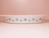 Vintage Pyrex Snowflake white turquoise 1 1 2 QT Divided Casserole 063