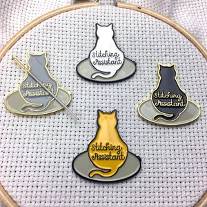 Stitching Assistant Kitty Needle Minders | Pique-aiguille pour amoureux des chats | Aiguille magnétique nounou chat assis sur un cerceau blanc noir gris orange