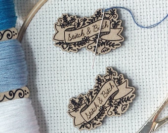 Sujetadores de agujas de madera grabados con el diseño "Stitch & Bitch" / Sujetador de agujas para amantes del bordado de punto de cruz / Sujetador de agujas magnético de madera con diseño floral sarcástico