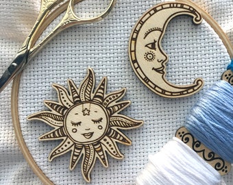 Ornate Smiling Sun & Moon Needle Minders (Set of 2) Agujas de madera grabadas dibujadas a mano / Magnetic Celestial Sky Wood Needle Nanny