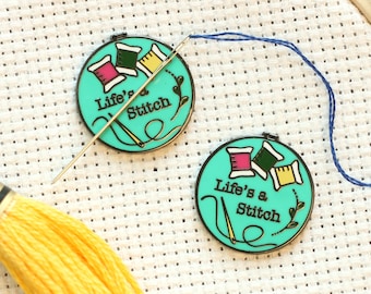 Life's a stitch Magnetic Needle Minder | Sarcastische kruissteek of borduursel hoepel hard emaille needleminder | Groenblauw met klossen naaldhouder