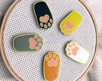 Heart Paw Pad Enamel Needle Minder | Cat or Dog Paws Needle Minders | | Pet Lovers Needle Magnet | Dog Footpad Needle Nanny | Toe Beans Feet