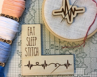 Pattern Marker & Needle Minder Bundle: "Eat Sleep Stitch" EKG Magnetischer Kreuzstich aus Holz mit Gravur | Schnarrig Herzschlag