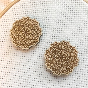 Floral Mandala graviert Holz Nadel Minders | Hindu-buddhistische geometrische Nadelminder | Floral Muster magnetische Holz Nadel Nanny