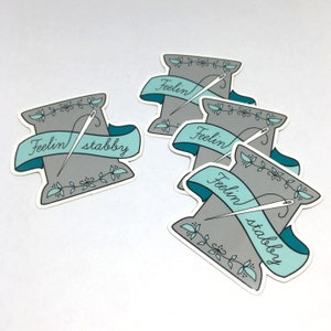 Pegatinas para computadora portátil Feeling Stabby / Calcomanías de vinilo para amantes de las manualidades / Etiquetas autoadhesivas adhesivas con aguja e hilo para coser Sewist Stitcher