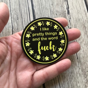 Snarky vinylsticker 'I Like Pretty Things': laptopsticker met bloemen
