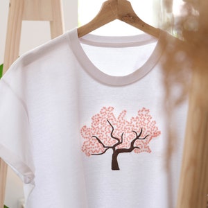 Camiseta bordada del árbol de la flor de cerezo, bordado Sakura en camiseta de algodón, camiseta japonesa del cerezo, camiseta de cerezo en flor