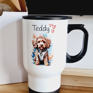 Puede incluir: Taza de viaje blanca con tapa y asa negras. La taza tiene una imagen de dibujos animados de un perro marrón con un pañuelo azul y el texto "Teddy" con tres corazones rojos.