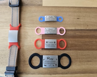 Puede incluir: Un collar para perro beige reflectante con una placa de metal plateado y un soporte de silicona rojo, junto a cuatro etiquetas de identificación de silicona en azul, rosa, naranja y negro, con nombres y datos de contacto grabados en metal.