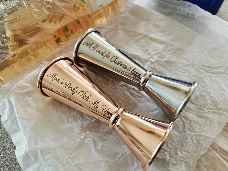 Gepersonaliseerde roestvrijstalen jigger / spirit-maat - valentijnscadeau, cadeau voor thuisbarman | Professionele mixoloog: mama, nan of oma afbeelding 2