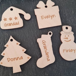 Etichette natalizie in legno personalizzate / Pupazzo di neve in legno, albero di Natale / Etichette regalo di Natale / Etichette con nome calza / Etichette personalizzate in legno / Regalo di Babbo Natale