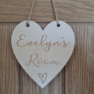 Signo personalizado de la puerta del corazón - Dormitorio en forma de corazón firma de la puerta del dormitorio de los niños signo del corazón - Cartel de la guardería de la habitación del bebé HR1